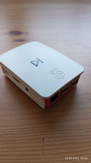 Raspberry Pi Gehäuse auf Holztisch