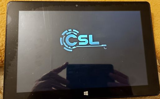Tablet mit CSL Logo auf Display