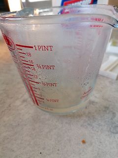 Messbecher mit Flüssigkeit