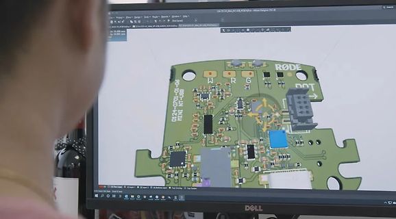 Foto eines Computerbildschirms mit CAD-Leiterplatten-Layout