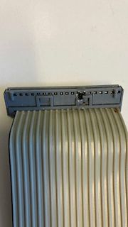 Steckverbinder an einem Bauteil mit Kühlrippen