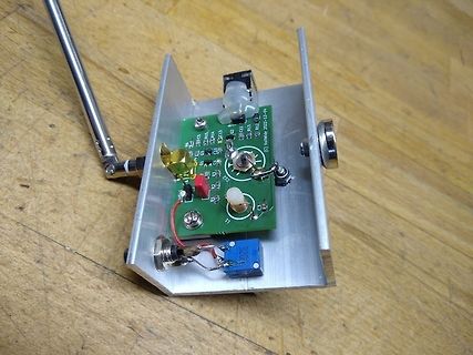 Leiterplatte mit Antenne und Bauteilen auf Metallhalterung
