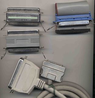 Diverse SCSI-Stecker und ein SCSI-Bus-Tester