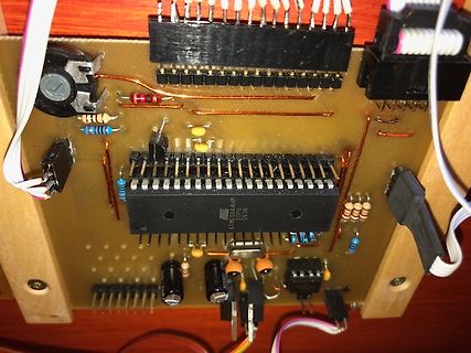 Selbstgebaute Platine mit Mikrocontroller und Bauteilen