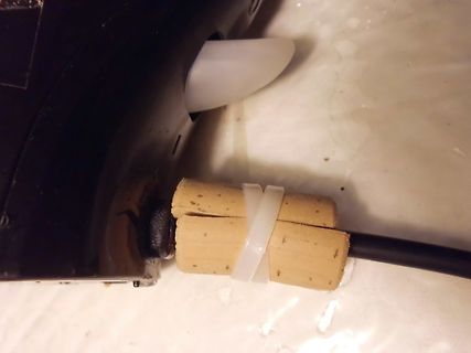 Kabel mit Korkstück und Kabelbinder befestigt