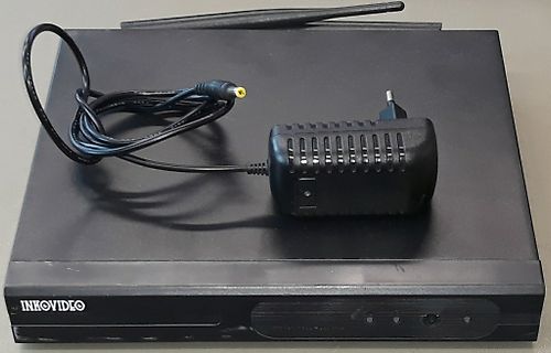Netzteil auf Receiver mit Inkovideo Aufschrift