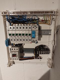 Elektroverteiler mit Sicherungsautomaten und FI-Schutzschalter