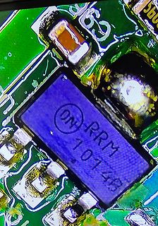 Makroaufnahme eines elektronischen Bauteils auf Leiterplatte