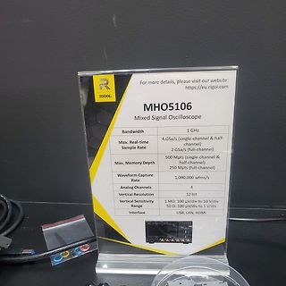 Aufsteller mit technischen Daten eines Rigol Oszilloskops
