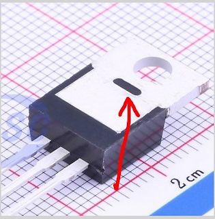 Elektronikbauteil auf Millimeterpapier