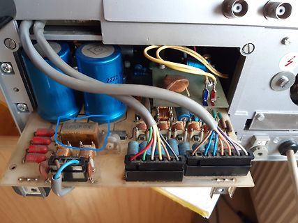 Innenansicht eines geöffneten elektronischen Geräts mit Leiterplatte