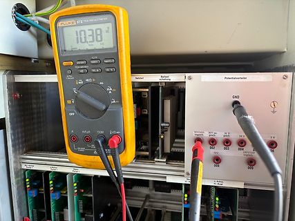 Multimeter Messung an einem Potentialverteiler