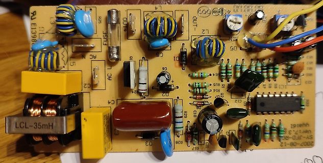 Leiterplatte eines Netzteils mit elektronischen Bauteilen
