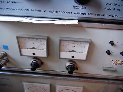Analoge Messinstrumente eines Rohde & Schwarz Signalgenerators