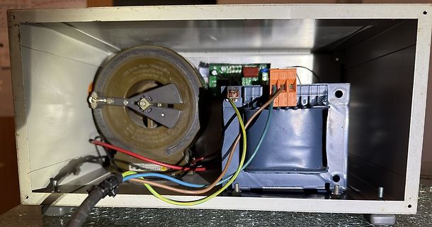 Innenansicht eines Netzteils mit Transformator und Anschlussklemmen