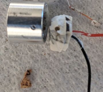 Metallgehäuse mit weißem Bauteil und Kabel