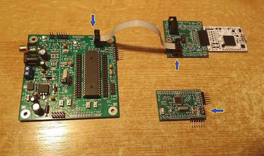 Leiterplatten mit Mikrocontroller und JTAG-Adapter