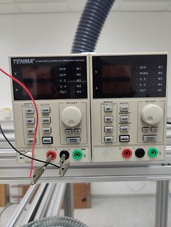 Zwei digitale Labornetzteile von Tenma