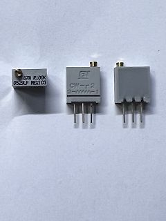 Drei elektronische Bauteile auf weißem Grund