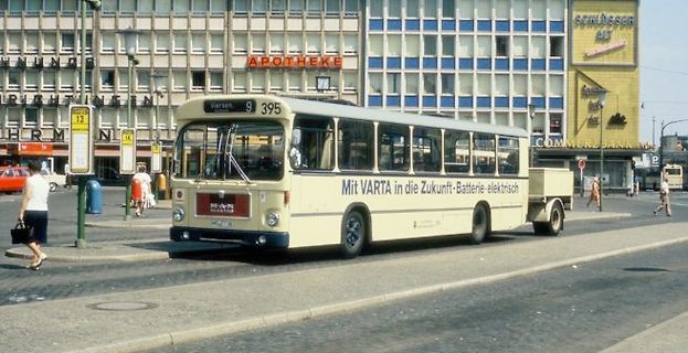 Bus mit VARTA Werbung vor Apotheke