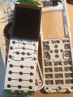Zerlegtes elektronisches Gerät mit Display und Tastaturplatine