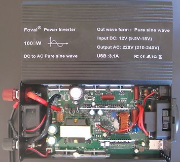Geöffneter Foval Power Inverter mit sichtbarer Platine