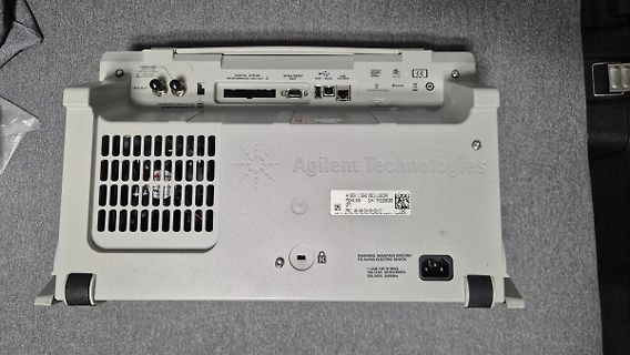Rückseite eines Agilent Technologies Messgeräts