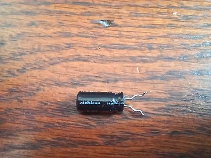 Elektrolytkondensator auf Holzuntergrund