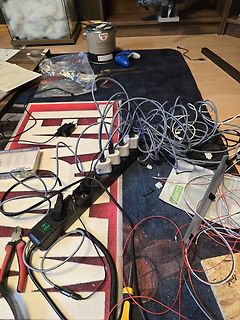 Kabelsalat auf Werkstattunterlage