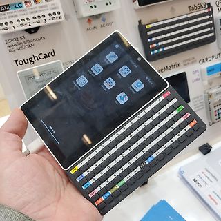 Hand hält ein ESP32-S3 TouchCard Display mit Tastatur