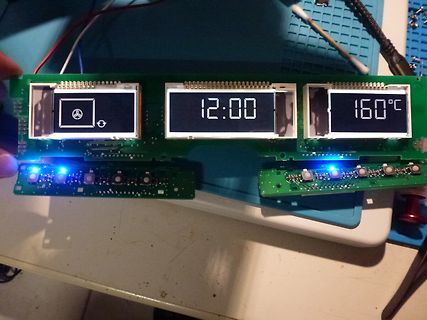 Leiterplatte mit drei LCD-Displays und LEDs