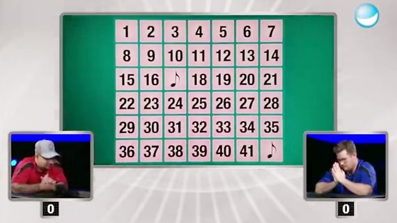 Bingo-Spiel mit Zahlenraster und zwei Personen