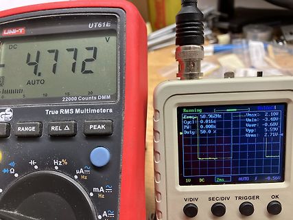 Multimeter und Oszilloskop auf einem Arbeitstisch