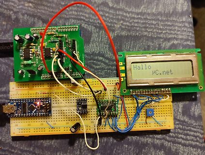 Mikrocontroller-Aufbau mit LCD-Display auf Breadboard