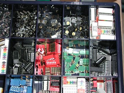 Sortimentsdose mit verschiedenen elektronischen Bauteilen
