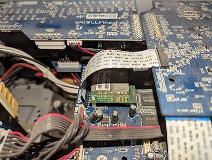 Innenansicht eines elektronischen Geräts mit Leiterplatten und Kabeln