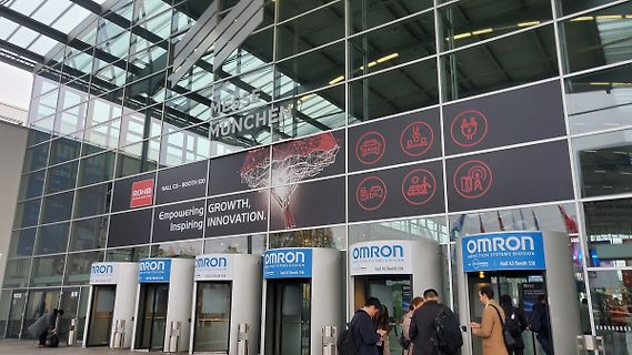 Eingangsbereich Messe München mit Omron und Rohm Werbung