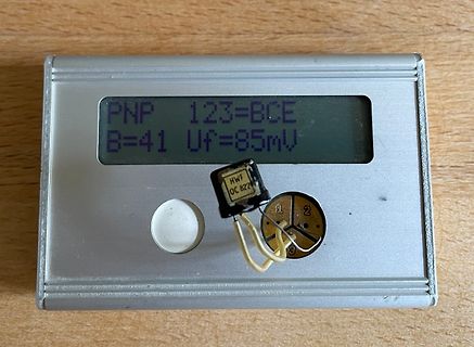 Transistor-Tester mit PNP-Transistor und Messwerten