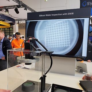 Präsentation einer Silizium-Wafer-Inspektion mit SWIR