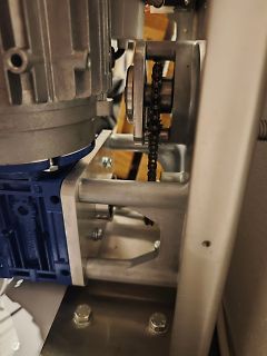 Elektromotor mit Kette und Getriebeaufbau