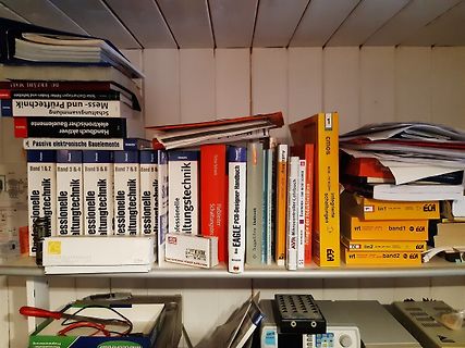 Bücherregal mit Fachliteratur zur Elektronik