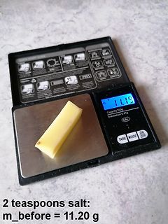 Digitale Feinwaage mit einem Stück Material