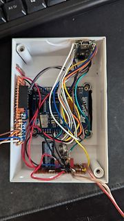 Elektronikaufbau in einem weißen Kunststoffgehäuse