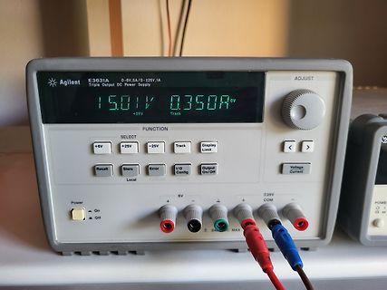 Agilent E3631A Labornetzteil mit Messwerten