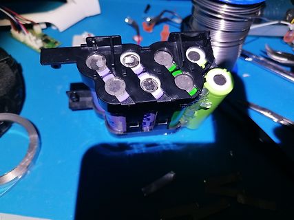 Elektronikbauteile und Werkzeug auf blauem Untergrund