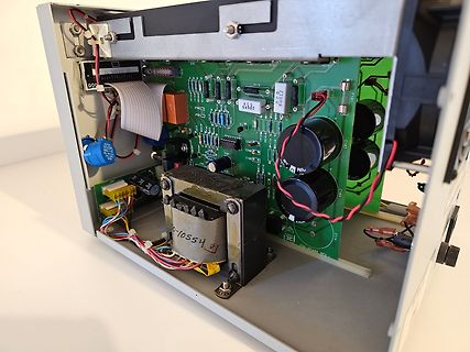 Innenansicht eines Netzteils mit Platine und Transformator