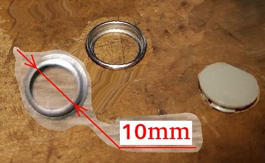 Metallringe und Messung auf Holzuntergrund