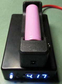 Ladegerät mit pinkfarbener Batterie und Display