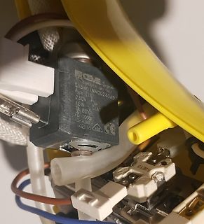 Nahaufnahme eines elektrischen Bauteils mit Beschriftung