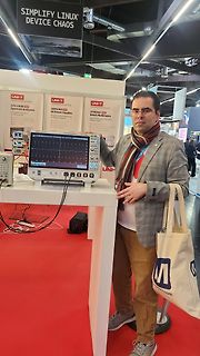 Mann steht neben UNI-T Messgeräten auf einer Messe